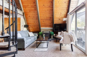 Beautiful A-Frame Mountain Cabin with Hot Tub! Running Springs